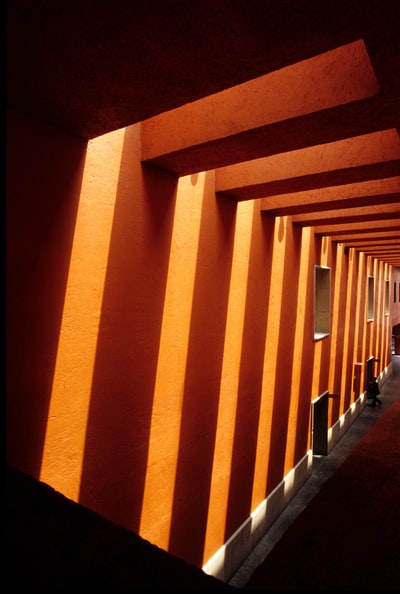 棕色和白色的走廊和褐色的墙壁
